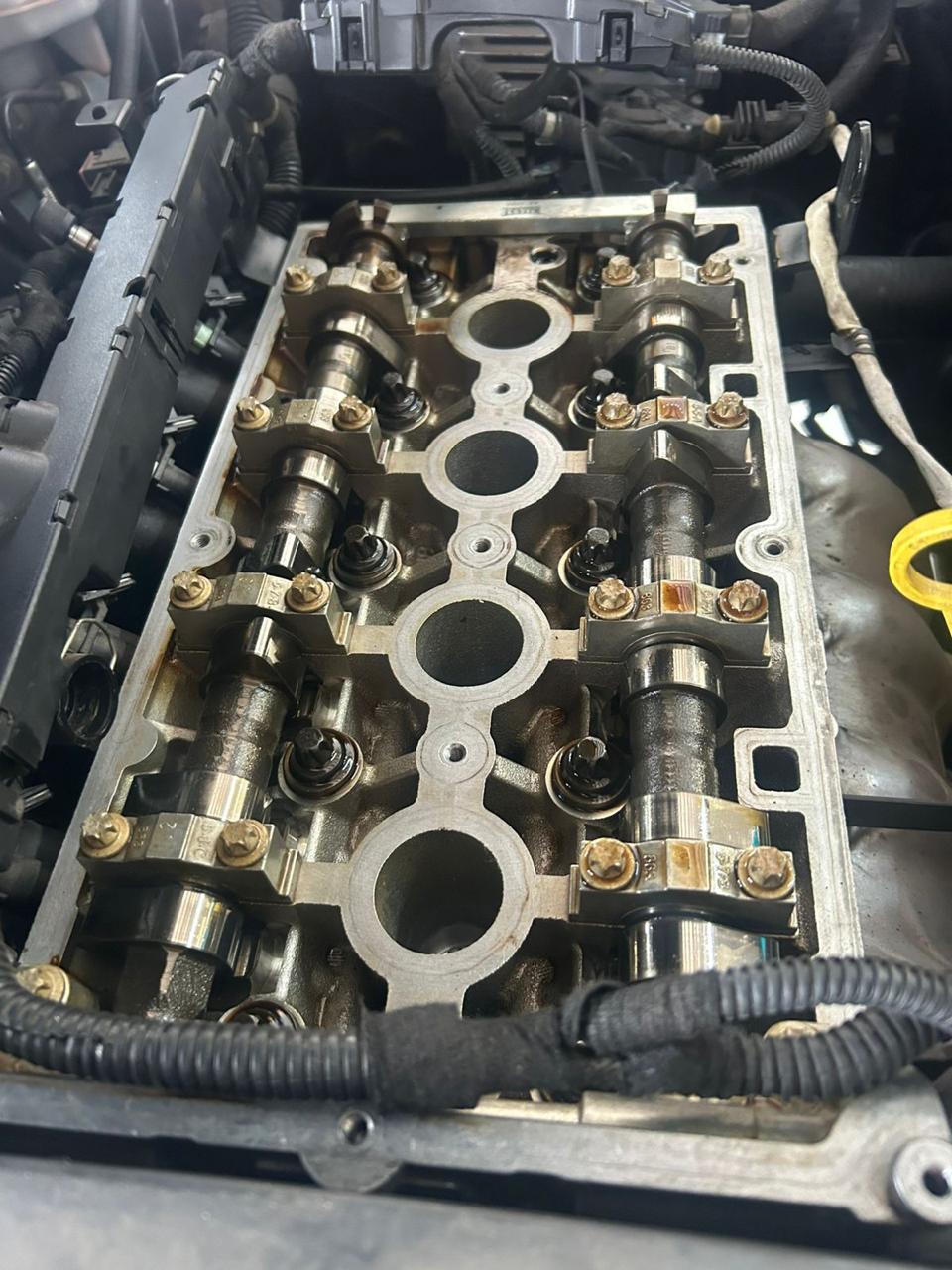 Cabeçote de motor durante manutenção