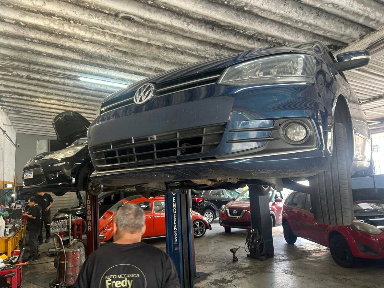 Veículos nos elevadores da oficina Fredy Car