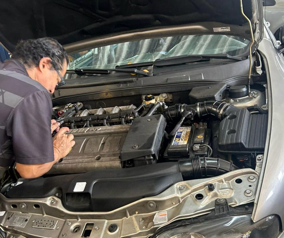 Mecânico trabalhando no motor de um veículo