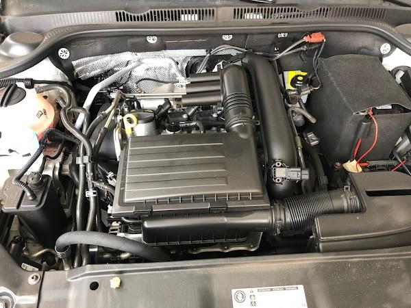 Compartimento do motor em manutenção
